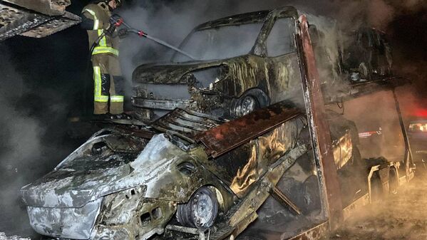 Yangının ardından jandarma ekipleri karayolunu trafiğe açtı. - Sputnik Türkiye
