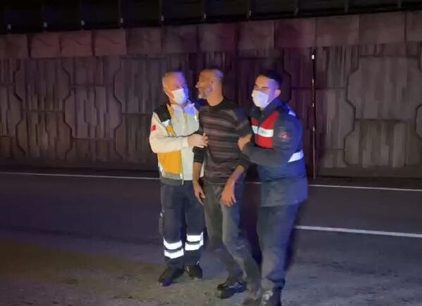 Araçların yandığını gören sürücü Özcan, alevlere rağmen araçların yanına gitmek isteyince polis tarafından engellendi. - Sputnik Türkiye