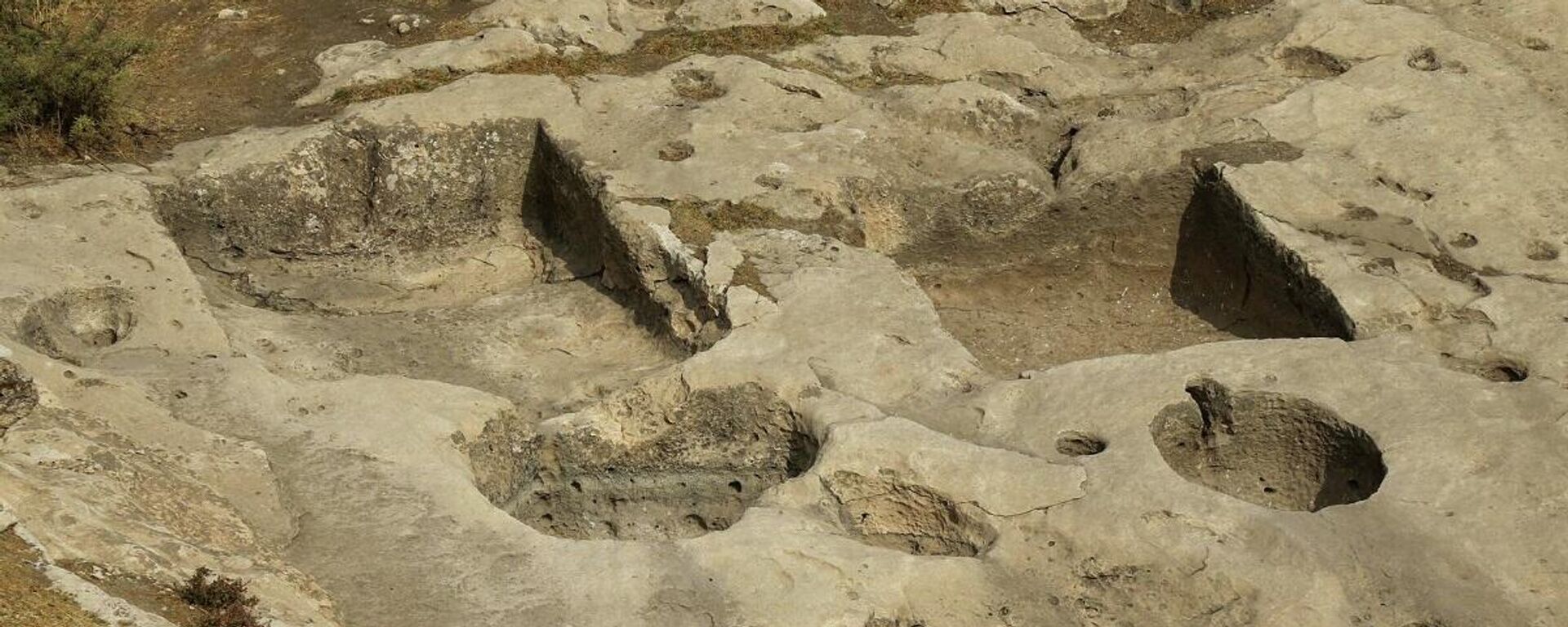 Arkeooglar, Irak'ın kuzeyinde yaklaşık 2 bin 700 yıllık, bölgenin en eski şarap presini buldu. - Sputnik Türkiye, 1920, 02.11.2021