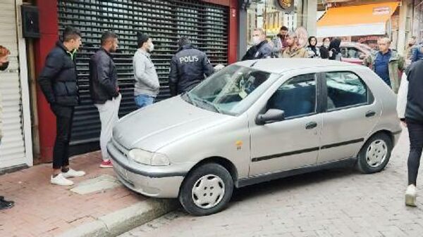 Otomobil, kaldırımda yürüyen 4 kişilik ailenin arasına daldı - Sputnik Türkiye
