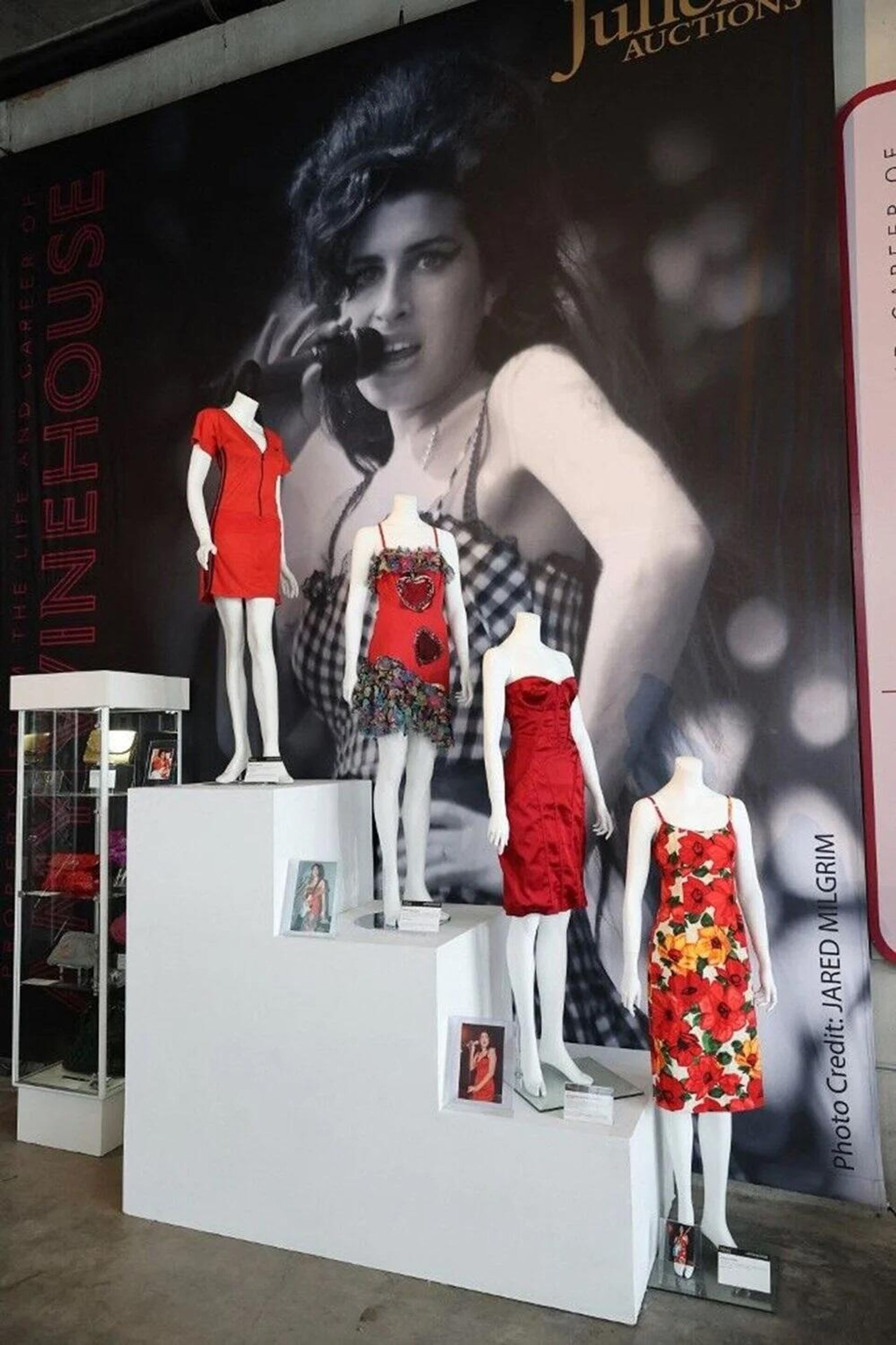 Hayatının son döneminde uyuşturucu çıkmazına girdiği bilinen ve alkol zehirlenmesi nedeniyle hayatını kaybeden Winehouse’un kıyafetleri, ayakkabıları, gözlükleri ve el yazısı notları sevenlerine satılmak üzere sergileniyor. - Sputnik Türkiye, 1920, 02.11.2021
