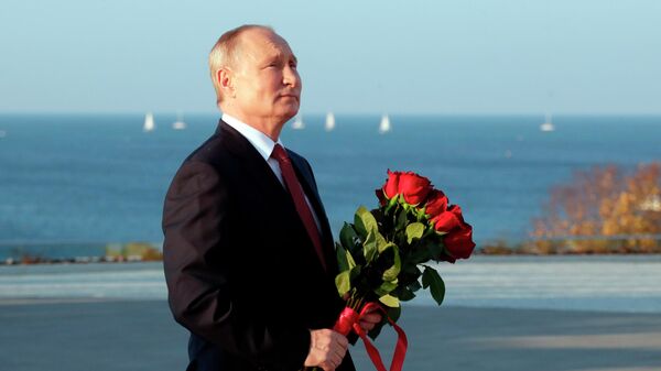 Putin - çiçek - Sputnik Türkiye