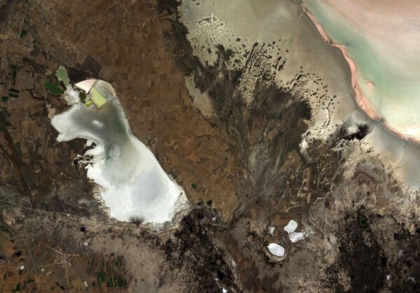 2013 yılının Ağustos ayında yine ESA tarafından uzaydan görüntülenen Tuz Göl&#x27;ü, yaz ayları olmasına rağmen büyük bir alan kaplıyor. - Sputnik Türkiye