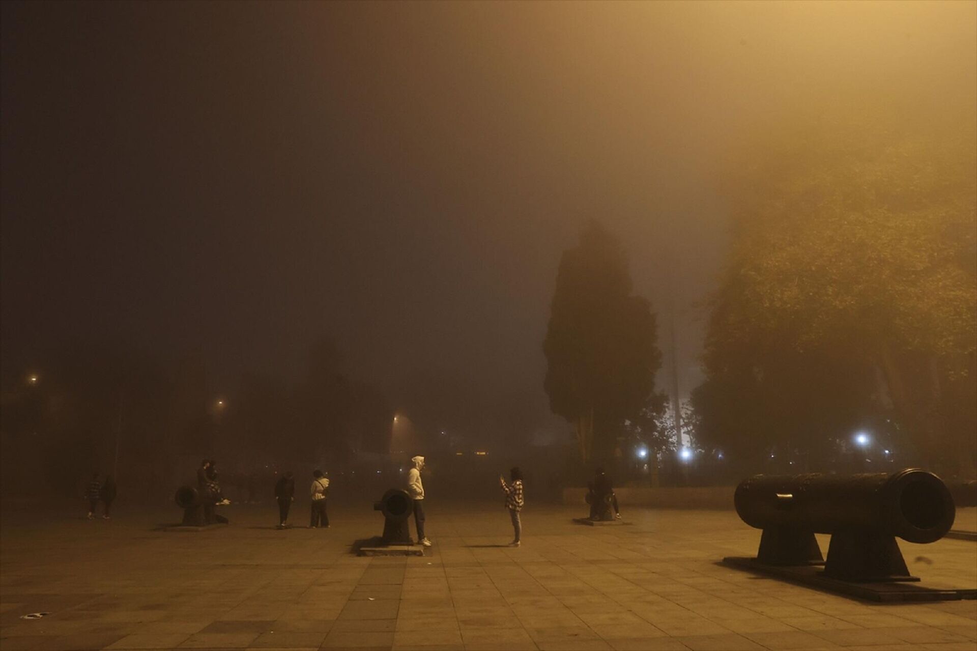 İstanbul'un Beşiktaş ilçesinde akşam saatlerinde sis etkili oldu.
 - Sputnik Türkiye, 1920, 05.11.2021