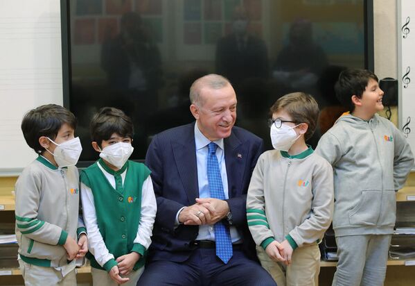 Cumhurbaşkanı Erdoğan, okula girişinde kendisini selamlayan çocuklarla sohbet etti.  - Sputnik Türkiye