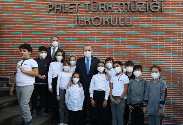 Erdoğan daha sonra Türk müziği enstrümanlarının olduğu bölüm ile okul hakkında bilgi aldı. - Sputnik Türkiye