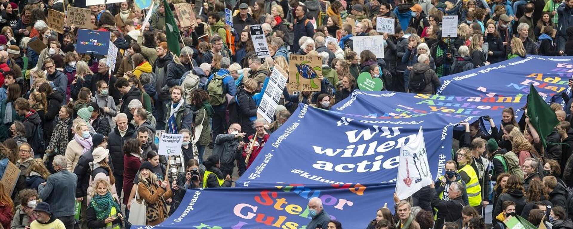 Hollanda'nın farklı kentlerinden yaklaşık 40 bin kişi, iklim politikalarını protesto etmek için başkent Amsterdam'da toplandı. - Sputnik Türkiye, 1920, 06.11.2021