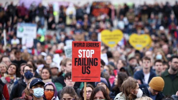 İngiltere'nin başkenti Londra'da on binlerce kişi, 6 Kasım Küresel İklim Eylem Günü'nde gösteri düzenleyerek, ülkelerin iklim kriziyle mücadelede daha güçlü politikalar uygulaması çağrısında bulundu. - Sputnik Türkiye