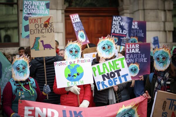 Finsbury Sirki Bahçesi'nde toplanan farklı gruplardan göstericiler, ellerinde davullar ve 'İklim değişikliği için harekete geçin', 'Gelecek talep ediyoruz' yazılı pankartlarla Trafalgar Meydanı'na yürüdü. - Sputnik Türkiye