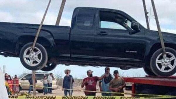 Meksika'da hayatını kaybeden balıkçı, vasiyeti üzerine oğlunun hediye ettiği ancak sağlık sorunları nedeniyle kullanamadığı kamyonetiyle birlikte gömülürken, cenazede çekilen görüntü ve fotoğraflar sosyal medyada büyük ilgi gördü. - Sputnik Türkiye