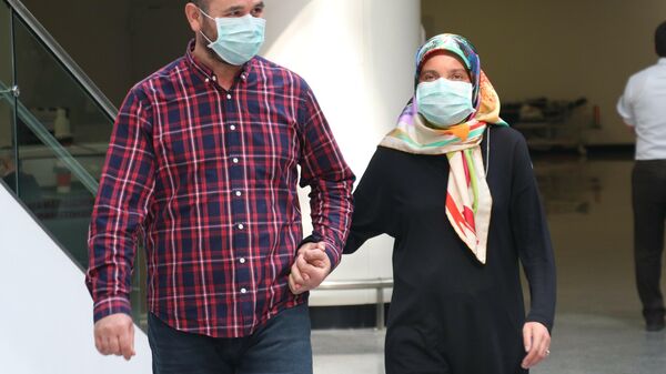 Ankara'da yaklaşık 20 yıllık eşi Emine Dur’a karaciğerini verebilmek için diyete giren ve hastane koridorlarında spor yapan Kemal Dur, tam 15 kilo verdi. - Sputnik Türkiye