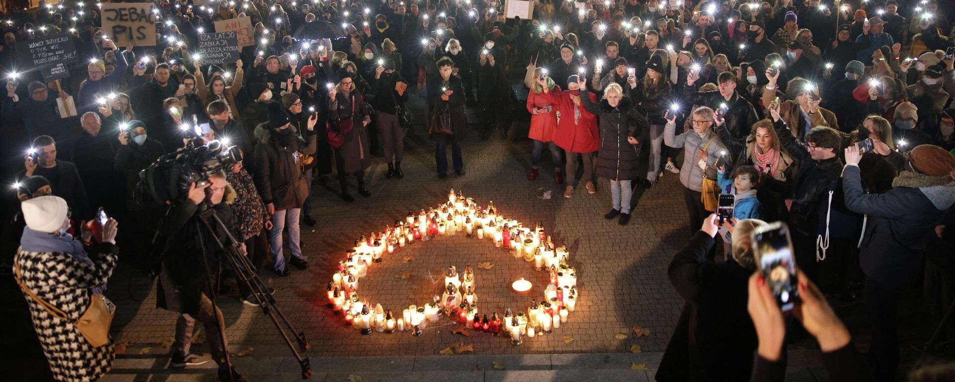 Polonya'da 30 yaşındaki Izabela adlı kadının 22 haftalık hamileyken kürtaj yasağı yüzünden ölmesine yönelik protestolar (Poznan, Polonya, 6 Kasım 2021) - Sputnik Türkiye, 1920, 08.11.2021