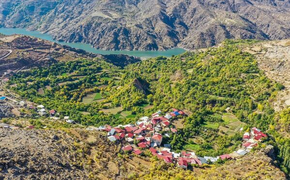 Geçit köyü, coğrafi konumu sebebiyle mikroklima iklim yapısına sahip.  - Sputnik Türkiye