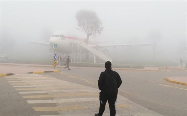 Yoğun sis nedeniyle uçaklar Sabiha Gökçen Havalimanı&#x27;na iniş yapamadı. Uzun süre havada tur atmak zorunda kalan uçaklar, İstanbul Havalimanı&#x27;na yönlendirildi. - Sputnik Türkiye