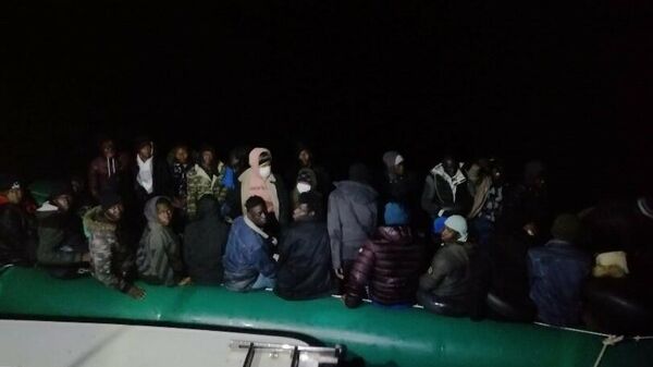 Ege'de Türk karasularına itilen 172 göçmen kurtarıldı - Sputnik Türkiye