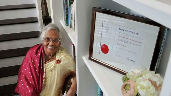 Sri Lanka'dan Kanada'ya göç eden 87 yaşındaki bir kadın, York Üniversitesi'nde yüksek lisans mezunu olan en yaşlı kişi oldu. - Sputnik Türkiye