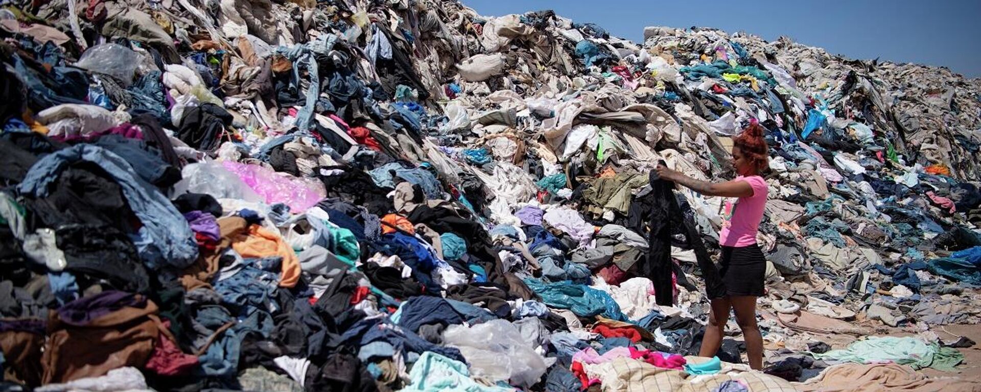 Hazır giyim endüstrisindeki hızlı tüketim, dünyanın en kurak çölü olan Şili'nin Atacama bölgesindeki çöplüklerde en az 39 bin ton atığın yığınlar oluşturmasına neden oldu. - Sputnik Türkiye, 1920, 09.11.2021