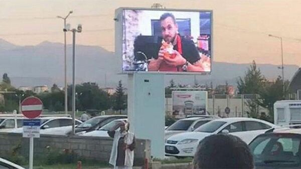 Oyuncu Ümit Erdim, waffle yerken çekildiği video için açtığı davayı kazandı - Sputnik Türkiye