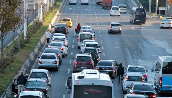 Saatler 09.05&#x27;i gösterdiğinde araçlarından inenler de saygı duruşuna katıldı. - Sputnik Türkiye