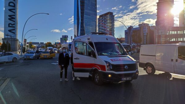 Ankara&#x27;da ambulansta görevli sağlık personeli araçlarından inerek saygı duruşuna katıldı. - Sputnik Türkiye