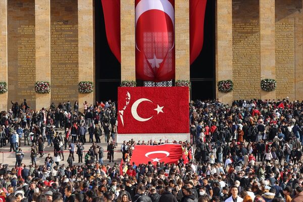 Ziyaretçiler ellerinde Türk bayrakları taşıdı. - Sputnik Türkiye