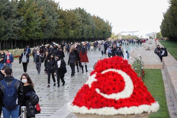 Ziyaretçiler Atatürk'ün mozolesine çıkmadan önce 262 metre uzunluğundaki Aslanlı Yol'dan geçti. - Sputnik Türkiye
