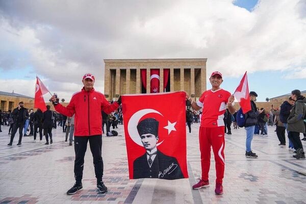 Kırmızı beyaz giyinen ve Türk bayrakları taşıyan ziyaretçiler bol bol da fotoğraf çektirdi. - Sputnik Türkiye