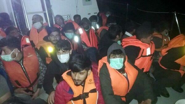 Marmaris'te 57 kaçak göçmen batmak üzereyken kurtarıldı - Sputnik Türkiye