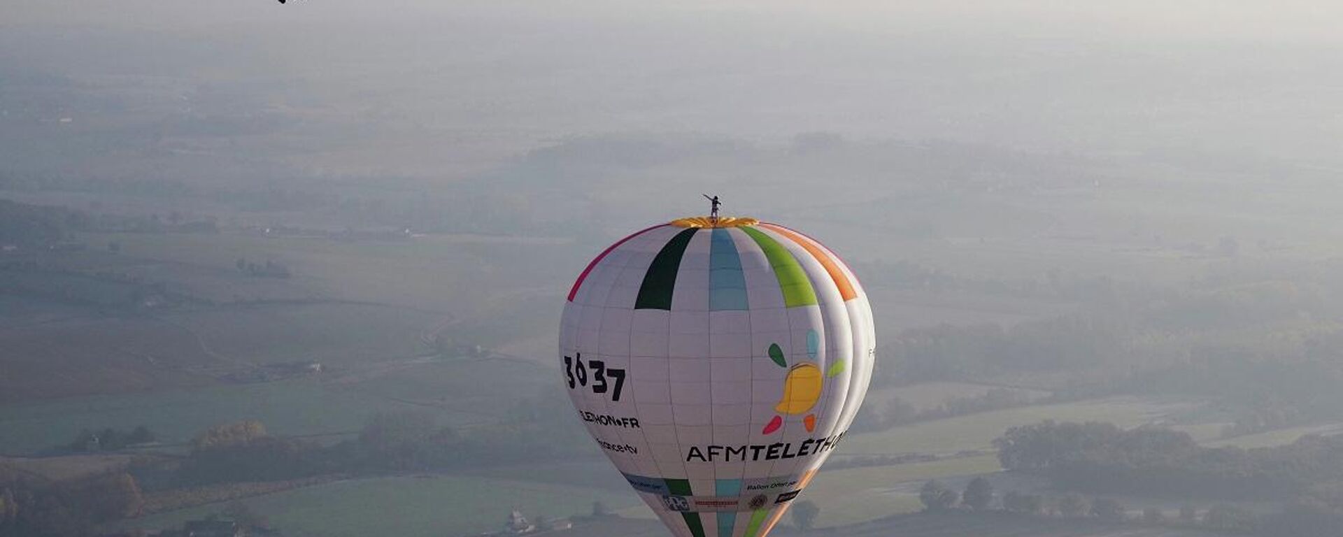 Fransız baloncu Remi Ouvrard, 10 Kasım 2021`de Batı Fransa'da sıcak hava balonu üzerinde rekor kırdı. - Sputnik Türkiye, 1920, 11.11.2021