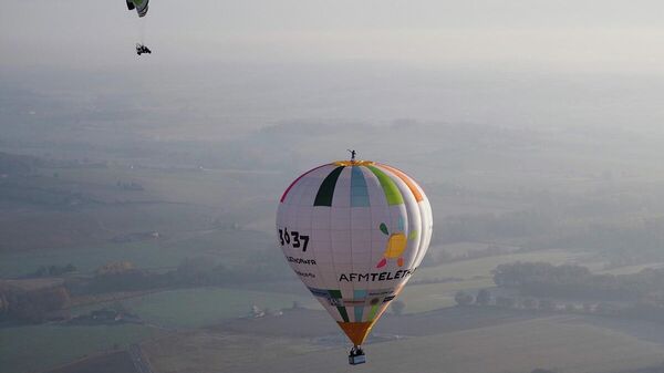 Fransız baloncu Remi Ouvrard, 10 Kasım 2021`de Batı Fransa'da sıcak hava balonu üzerinde rekor kırdı. - Sputnik Türkiye
