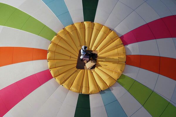 28 yaşındaki Remi Ouvrard, bu yükseklikteyken balonun üzerine tırmanarak rekoru elde etti. - Sputnik Türkiye