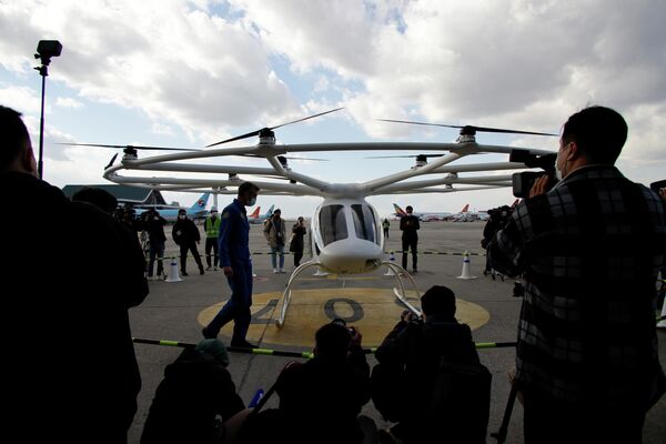 Test kapsamında Almanya merkezli Volocopter tarafından üretilen 2 koltuklu araç, Seul&#x27;deki Gimpo Havalimanı&#x27;ndan kalkış yaptı.  - Sputnik Türkiye