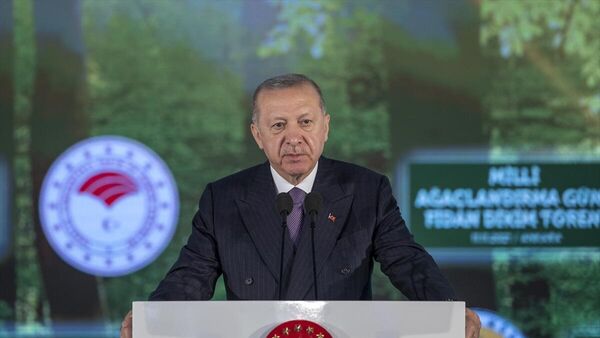 Türkiye Cumhurbaşkanı Recep Tayyip Erdoğan, Beştepe'de 15 Temmuz Demokrasi Müzesi mevkisinde bulunan Millet Ormanı'nda, Milli Ağaçlandırma Günü Fidan Dikim Töreni’ne katıldı. - Sputnik Türkiye