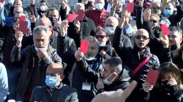Onur Air çalışanlarından 'kırmızı kart'lı protesto - Sputnik Türkiye