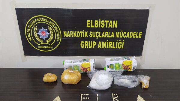 Kahramanmaraş'ta meyve suyu kutularına uyuşturucu gizleyen 3 şüpheli tutuklandı - Sputnik Türkiye