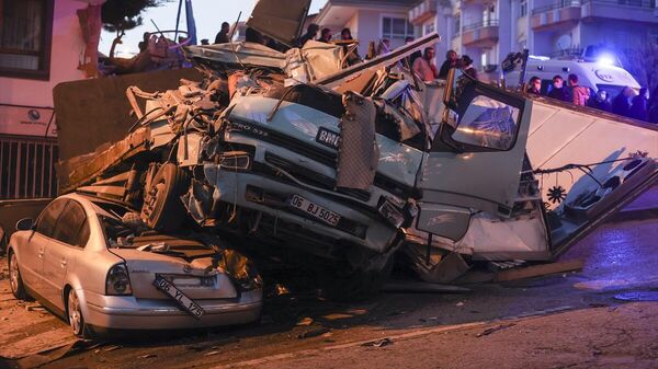 Ankara'nın Keçiören ilçesinde freni boşalan kamyon park halindeki araçları ezdi. - Sputnik Türkiye