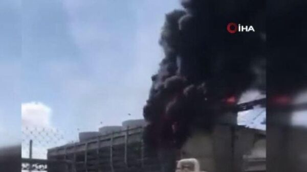 Meksika’da Pemex’e (Meksika Petrol Kurumu) ait bir rafineride yangın çıkarken, yetkililer yanan maddenin plastik olduğunu bildirdi. - Sputnik Türkiye
