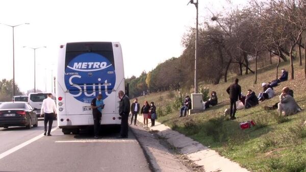 İstanbul'da yolcu otobüsünde yangın: Yolcular 1.5 saat TEM'de bekledi - Sputnik Türkiye