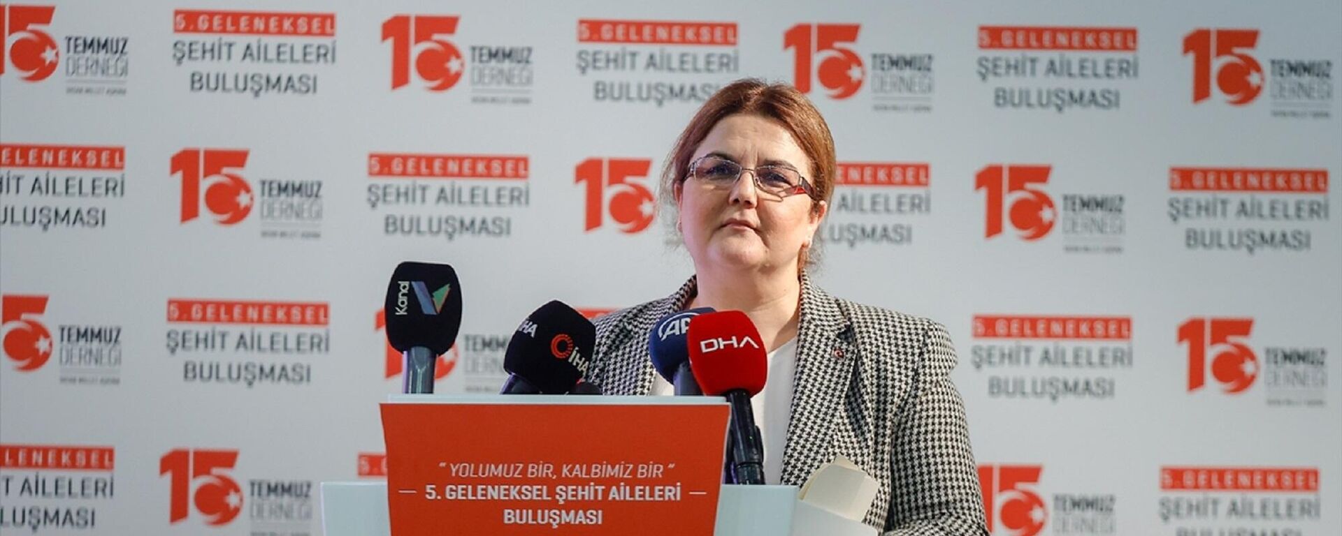 Aile ve Sosyal Hizmetler Bakanı Derya Yanık, Antalya'da düzenlenen 5. Geleneksel Şehit Aileleri Buluşması'na katılarak konuşma yaptı.
 - Sputnik Türkiye, 1920, 15.11.2021