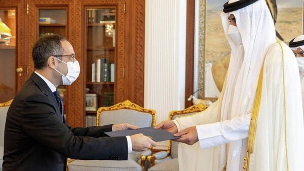 Körfez uzlaşısının ardından Mısır'ın Doha'ya atadığı Büyükelçi Amr eş-Şerbini'nin güven mektubunu Katar Emiri Şeyh Temim bin Hamed Al Sani'ye sunduğu belirtildi. - Sputnik Türkiye