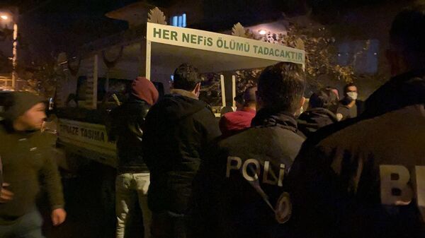 Afyonkarahisar’ın Bolvadin ilçesinde 2 gündür kendisinden haber alınamayan bir kişinin sahte alkol kullanması sonucu evinde ölü olarak bulunmasının ardından ilçede 2 kişinin daha sahte içki nedeniyle hayatını kaybettiği tespit edildi. - Sputnik Türkiye