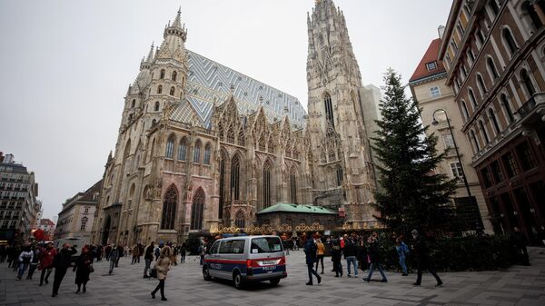 Avusturya'da aşısızlara yönelik sokağa çıkma yasağına uyulup uyulmadığı polis takibinde. Viyana'nın Aziz Stephen Katedrali'nin bulunduğu meydanın manzarasına polis aracı da eklendi.  - Sputnik Türkiye
