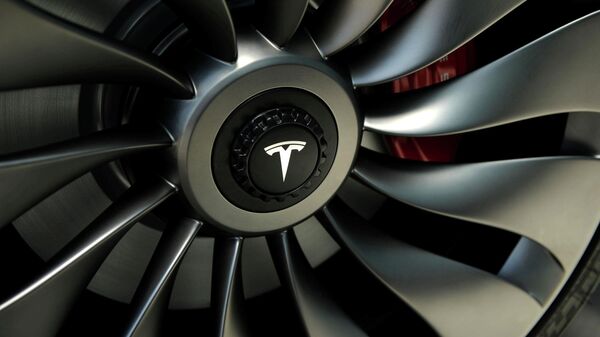 Elon Musk'ın kurucusu ve CEO'su olduğu elektrikli araç devinin ürettiği Tesla Model 3'ün tekerleği - Sputnik Türkiye
