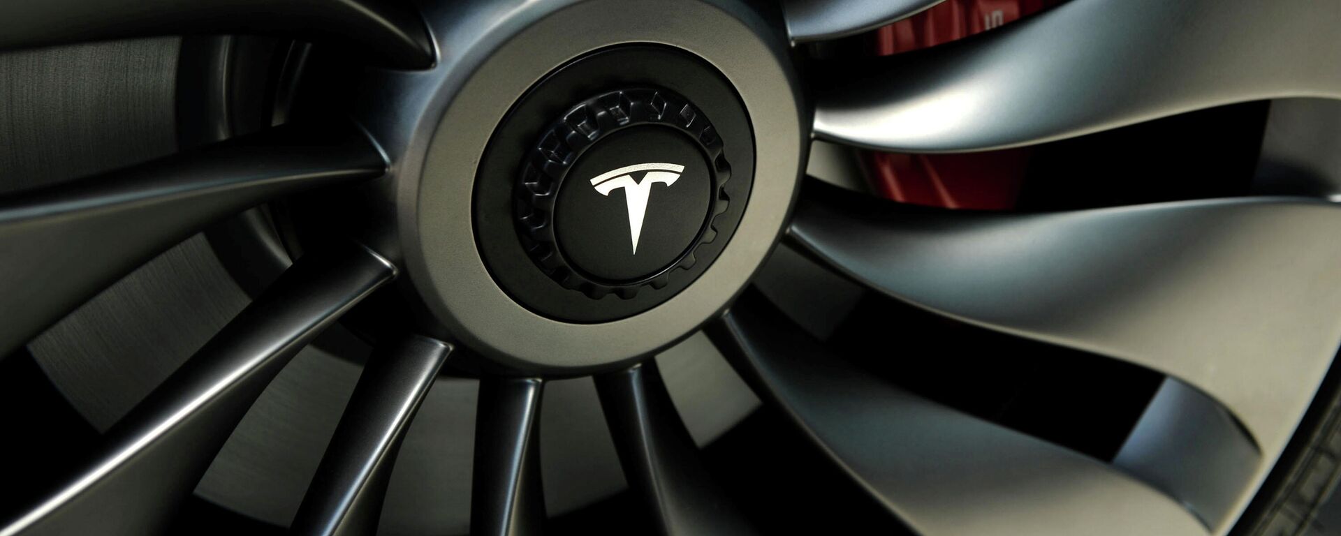 Elon Musk'ın kurucusu ve CEO'su olduğu elektrikli araç devinin ürettiği Tesla Model 3'ün tekerleği - Sputnik Türkiye, 1920, 10.05.2022