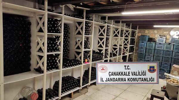 Bozcaada'da 7 bin 584 litre sahte şarap ele geçirildi - Sputnik Türkiye