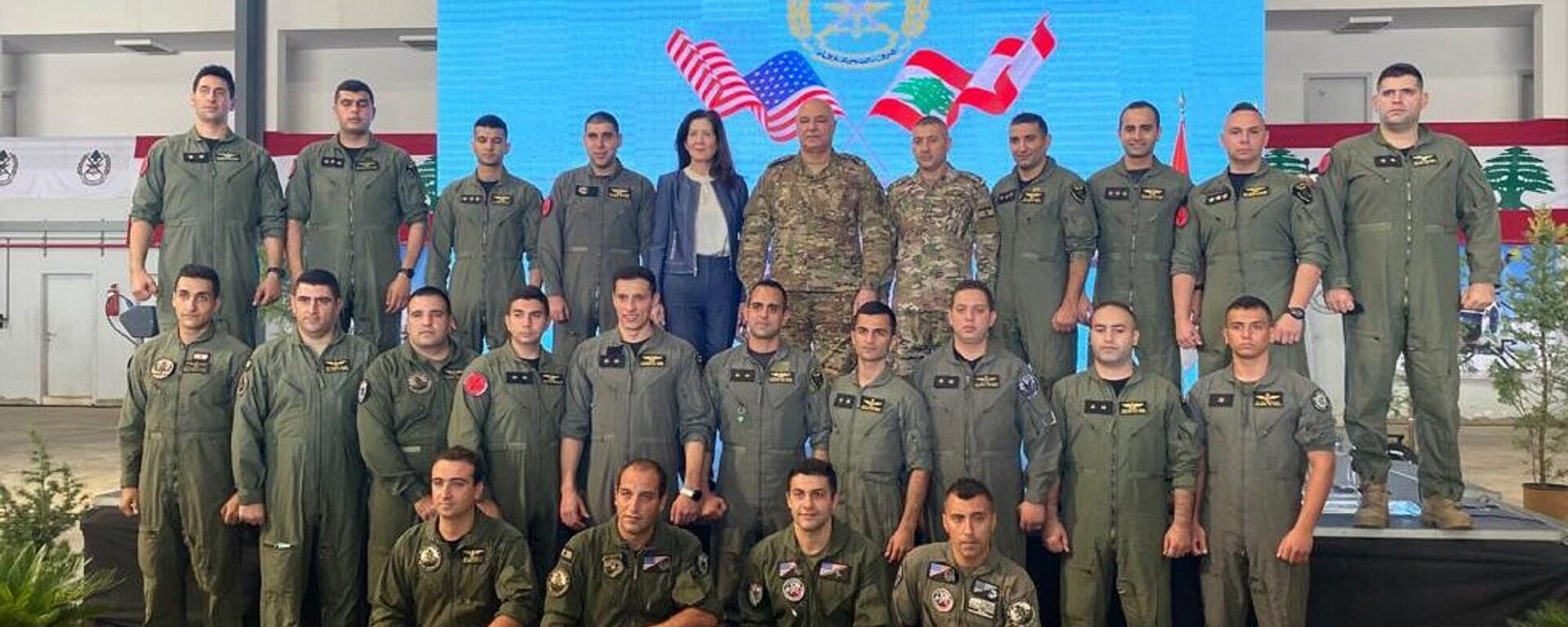 Lübnan ordusu, ABD'den askeri yardım amaçlı hibe edilen 6 askeri helikopteri düzenlenen törenle teslim adı. - Sputnik Türkiye, 1920, 17.11.2021