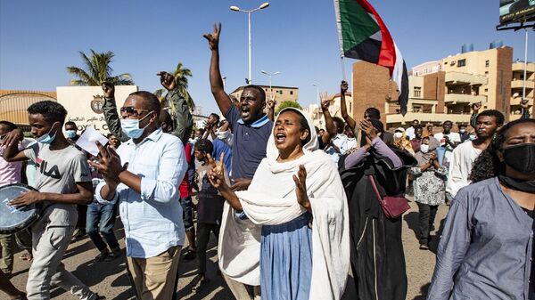 Sudan - Başkent Hartum'da toplanan yüzlerce kişi, Egemenlik Konseyi Başkanı Orgeneral Abdulfettah el-Burhan'ın, 25 Ekim'deki askeri müdahaleden bu yana aldığı olağanüstü hal (OHAL), sivil hükümetin feshi ve siyasilerin gözaltına alınması gibi tüm kararları protesto etti.
 - Sputnik Türkiye