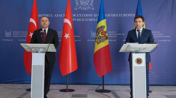 Bakan Çavuşoğlu, Moldova Başbakan Yardımcısı, Dışişleri ve Avrupa ile Entegrasyon Bakanı Nicu Popescu ile Moldova’nın başkenti Kişinev’de yaptığı baş başa ve heyetler arası görüşmelerin ardından ortak basın toplantısı düzenledi.

 - Sputnik Türkiye