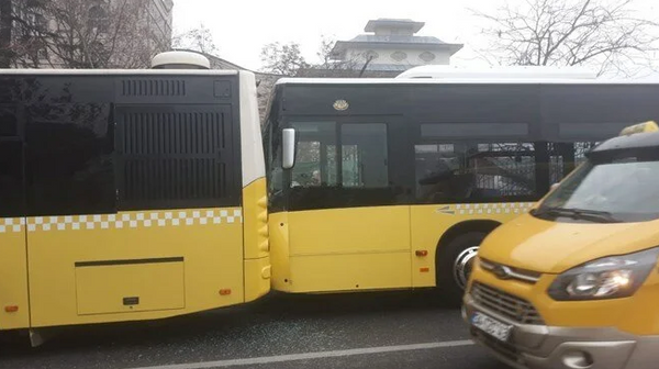 Üsküdar'da iki İETT otobüsü çarpıştı - Sputnik Türkiye