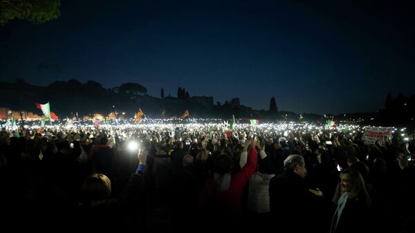 İtalya’nın başkenti Roma’da bir araya gelen binlerce kişi, Kovid-19’a karşı uygulanan Yeşil Geçiş sertifikasını protesto etti. - Sputnik Türkiye